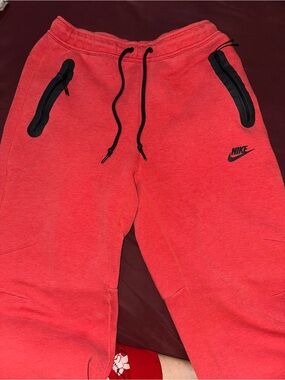 Men’s Nike tech sweatpants in red size medium
